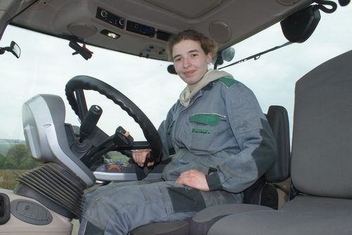 Carine chauffeuse en machines agricoles MFR de Morlaix